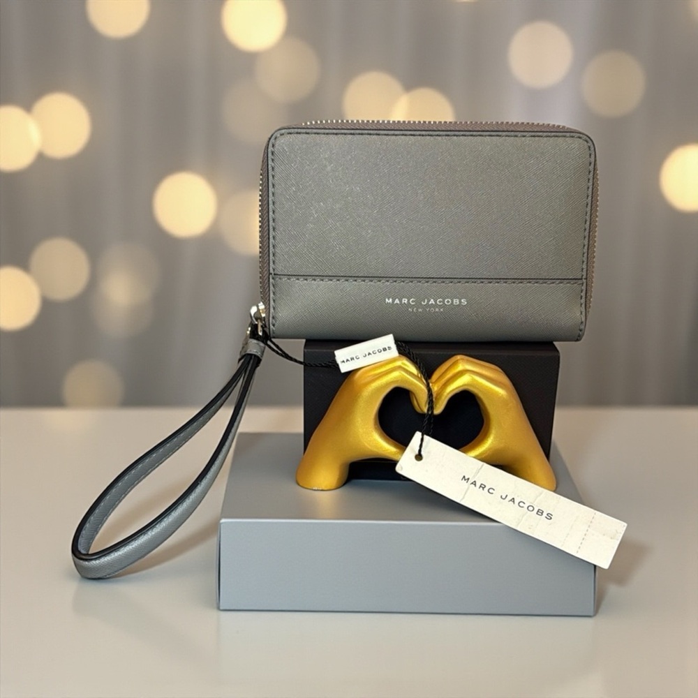 🩶MARC JACOBS🩶Grey Saffiano Leather Zip Around Phone Wristlet/NWT